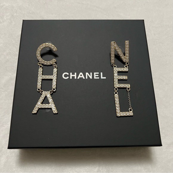 🚫SOLD🚫 Chanel RUNWAY Crystal Statement Letters Earrings - Picture 9 of 11